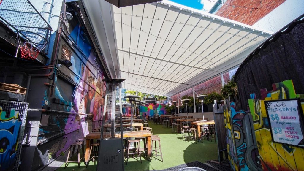 The Royal George Hotel waterproof shade structure installed by Versatile Structures