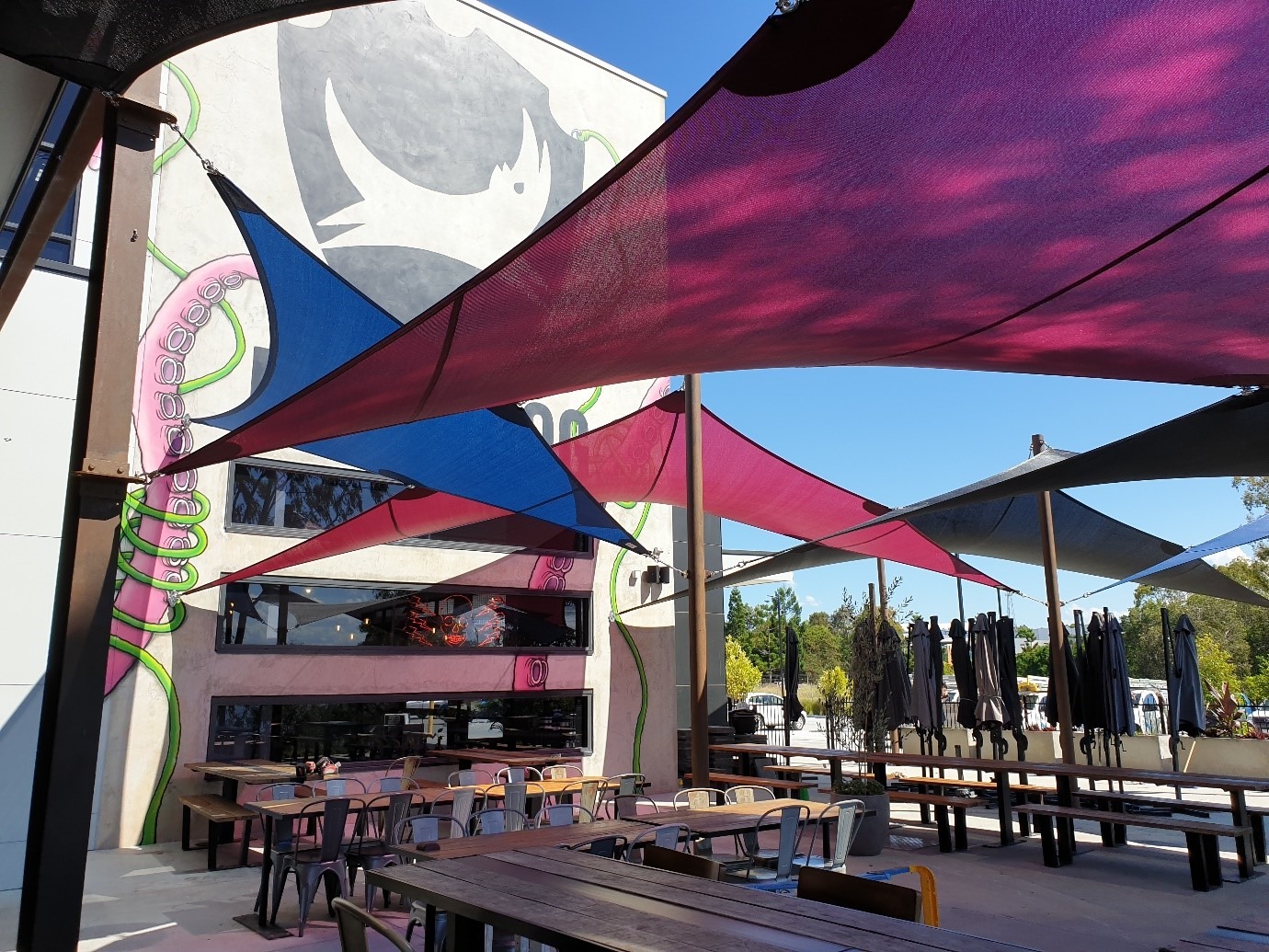 BrewDog shade structure installed by Versatile Structures combines multiple triangular and square shade sails side-by-side, or with a slight overlap is a great way to shade a large area while creating an aesthetic focal point. 